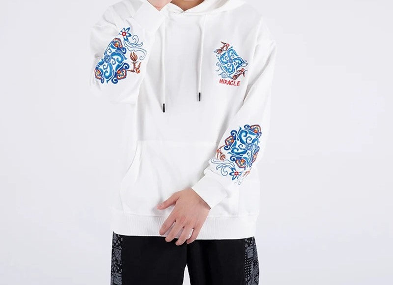 Bestickter Kapuzenpullover aus Baumwolle im Ethno-Stil