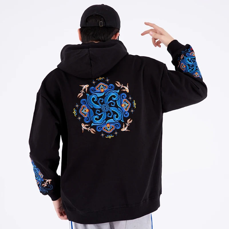 Bestickter Kapuzenpullover aus Baumwolle im Ethno-Stil