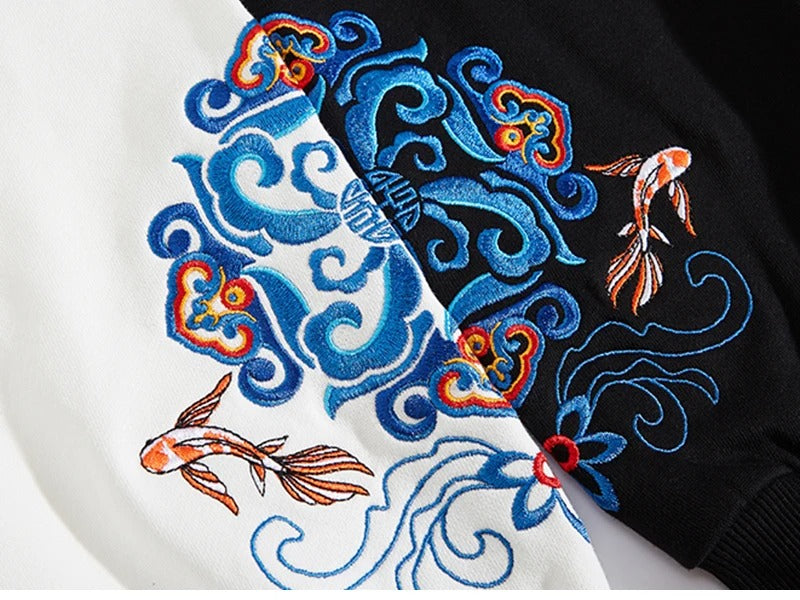 Bestickter Kapuzenpullover aus Baumwolle im Ethno-Stil