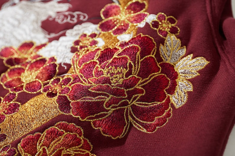 Kapuzenpullover mit Sakura-Drachen-Stickerei