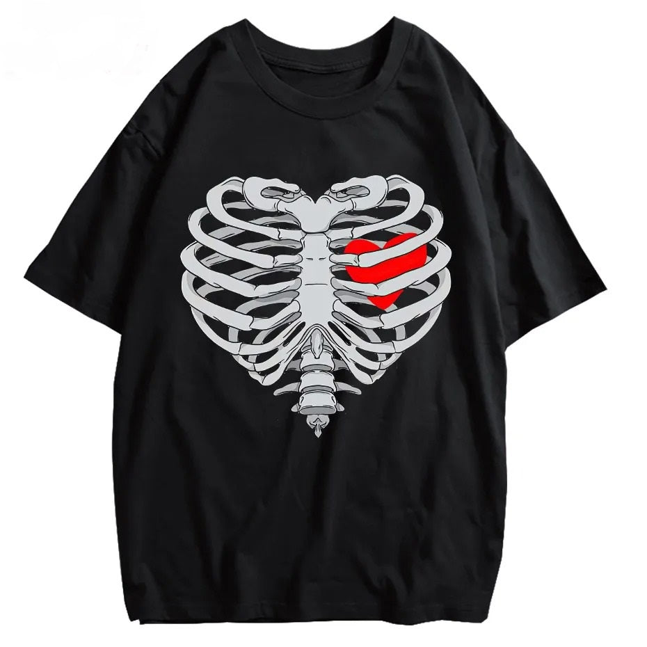 Camiseta vintage lavada con corazón de esqueleto