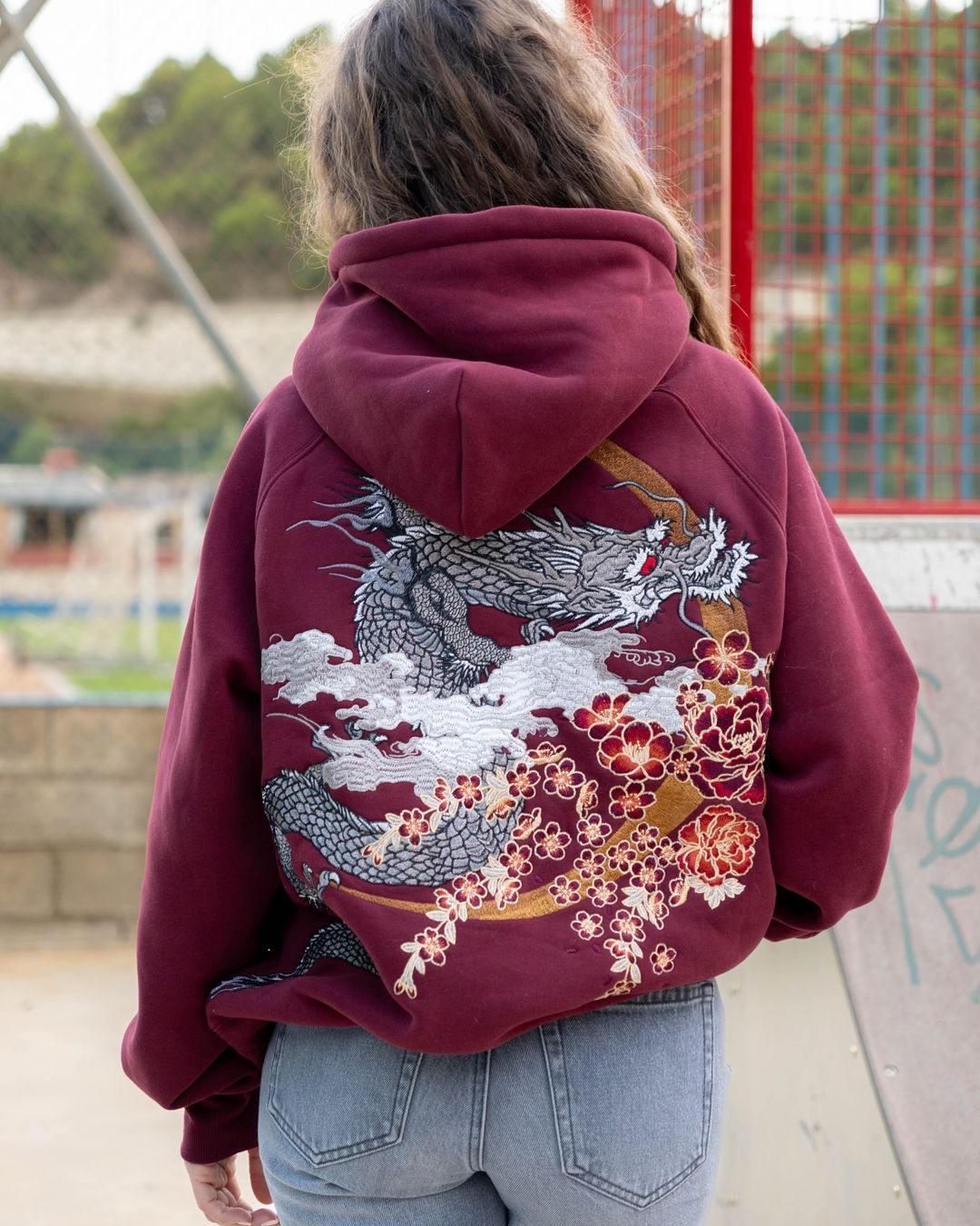 Sudadera con capucha bordada con dragón Sakura