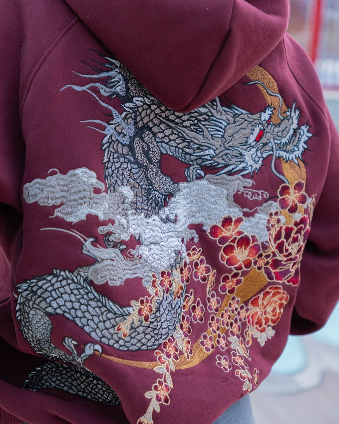 Kapuzenpullover mit Sakura-Drachen-Stickerei