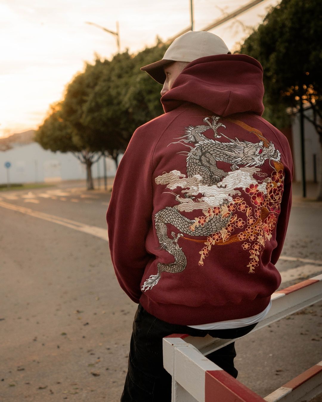 Sudadera con capucha bordada con dragón Sakura