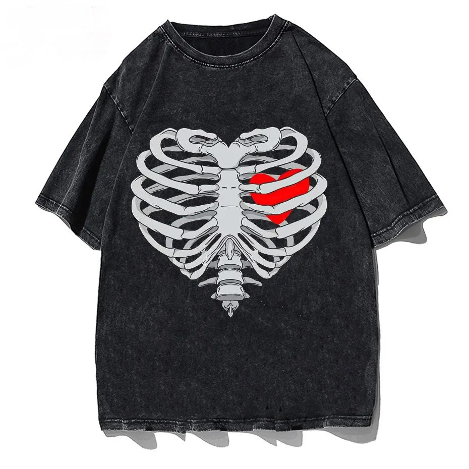 Camiseta vintage lavada con corazón de esqueleto