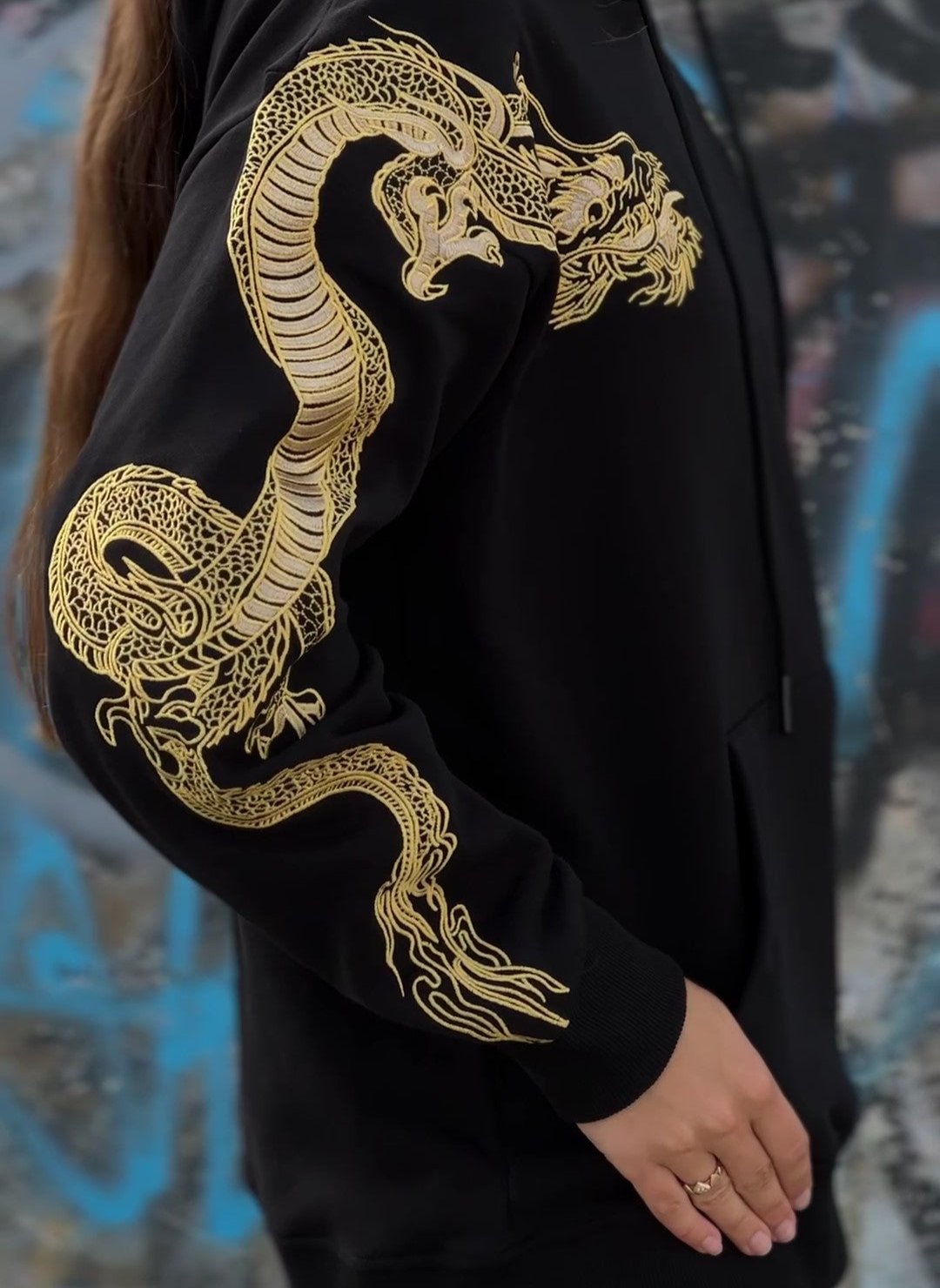 Kapuzenpullover mit schwerer Stickerei – Goldener Drache