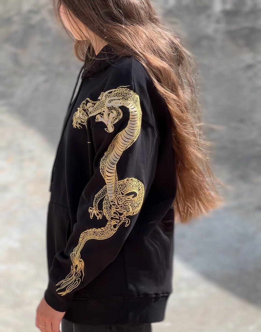 Kapuzenpullover mit schwerer Stickerei – Goldener Drache