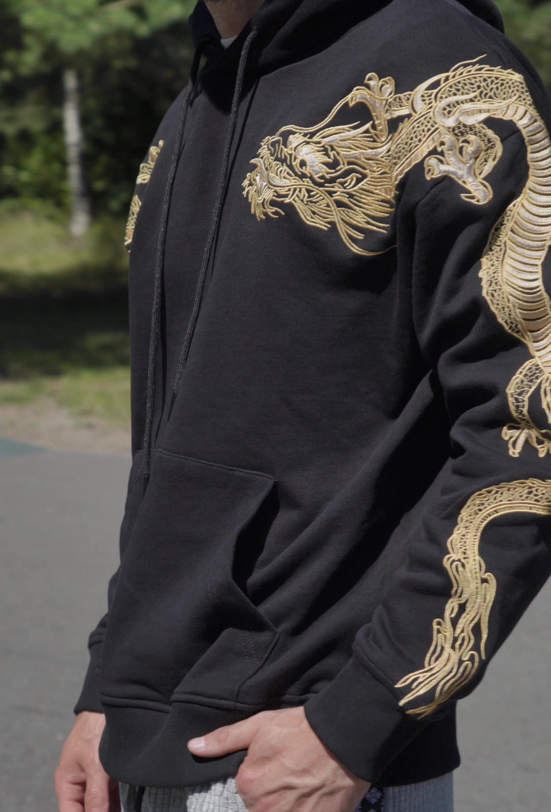 Kapuzenpullover mit schwerer Stickerei – Goldener Drache